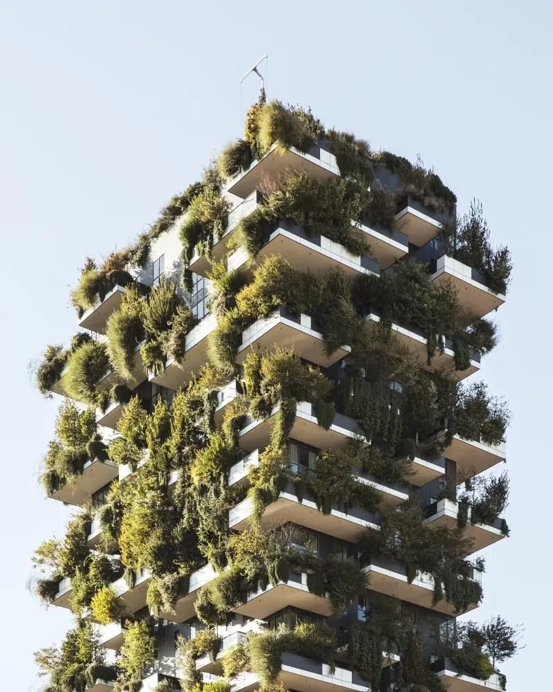 Il Bosco Verticale di Milano visto dal basso, con le terrazze ricoperte di piante