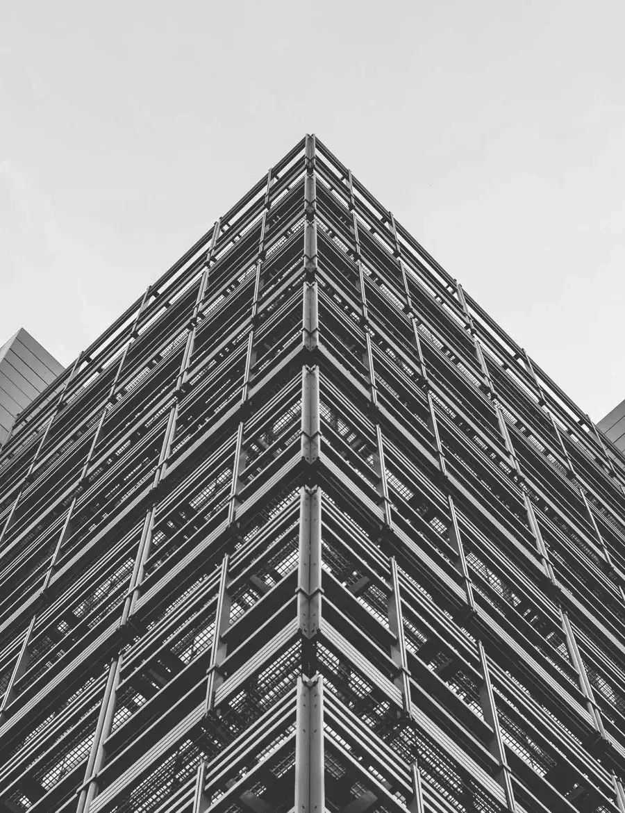 Edificio moderno visto dal basso, con facciata a lamelle